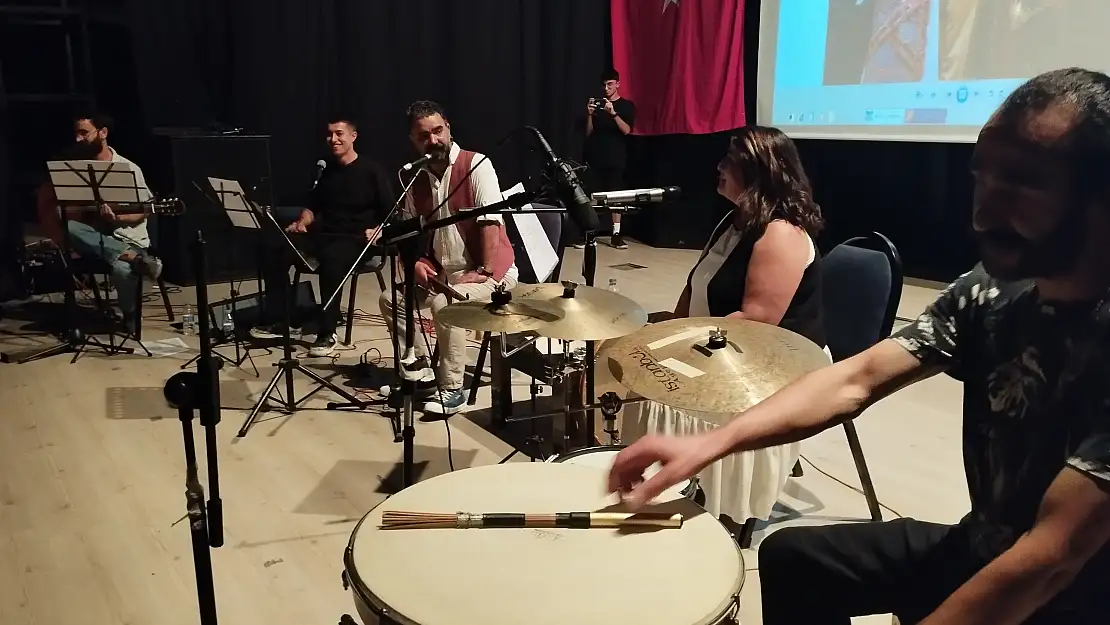 Müzisyen Umut Gündüz ilk konserini Muş'ta verdi