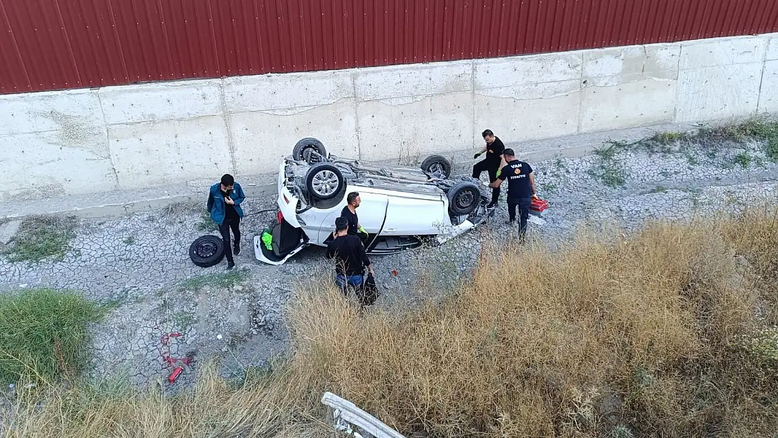 Van'da otomobil takla attı