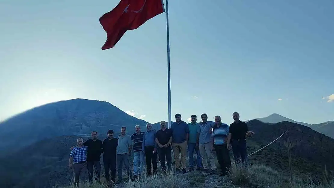 Erzurum'da şehit öğretmenler anısına bayrak dikildi