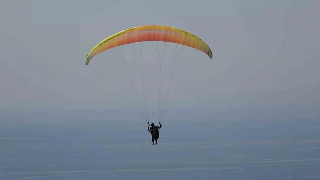 Van Gölü'nde nefes kesen yamaç paraşütü yarışması