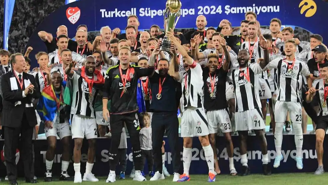 Beşiktaş, Turkcell Süper Kupa'yı düzenlenen törenle aldı