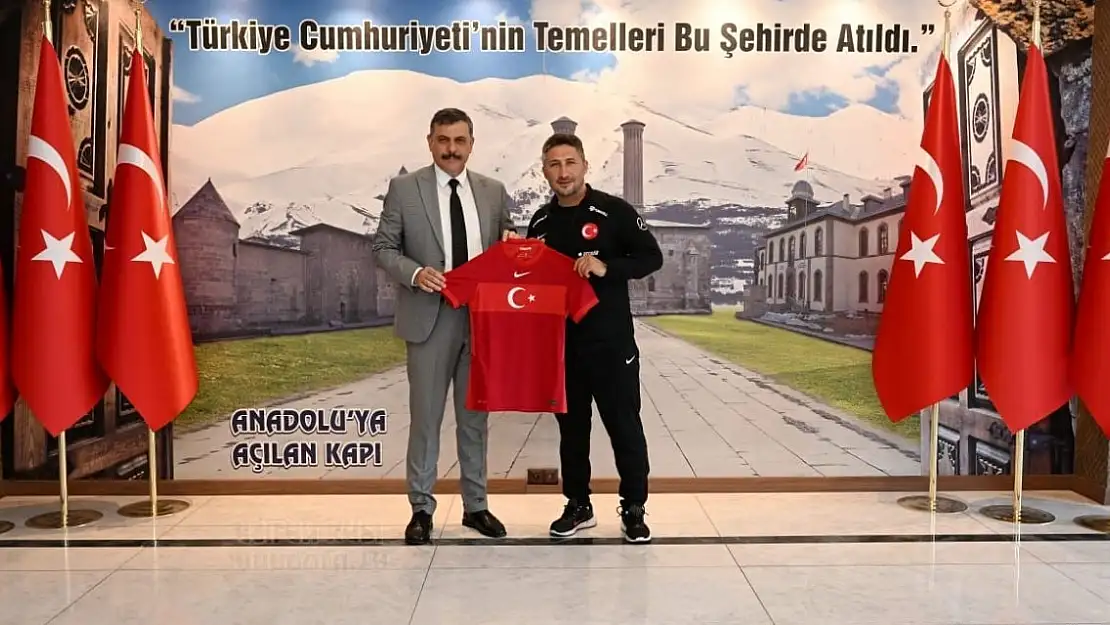 Erzurum Valisi Çiftçi'ye milli takım forması