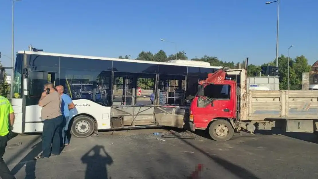 Bingöl'de kamyon ile halk otobüsü çarpıştı: 6 yaralı