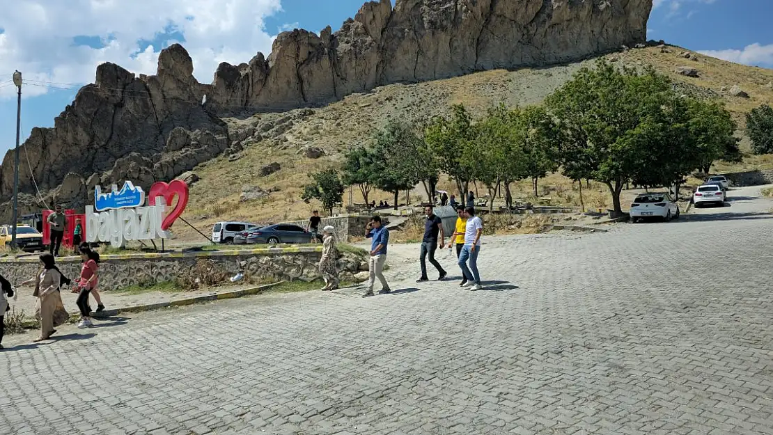 Ağrı Ahmed-i Hani Türbesi'ne İlgi Artıyor