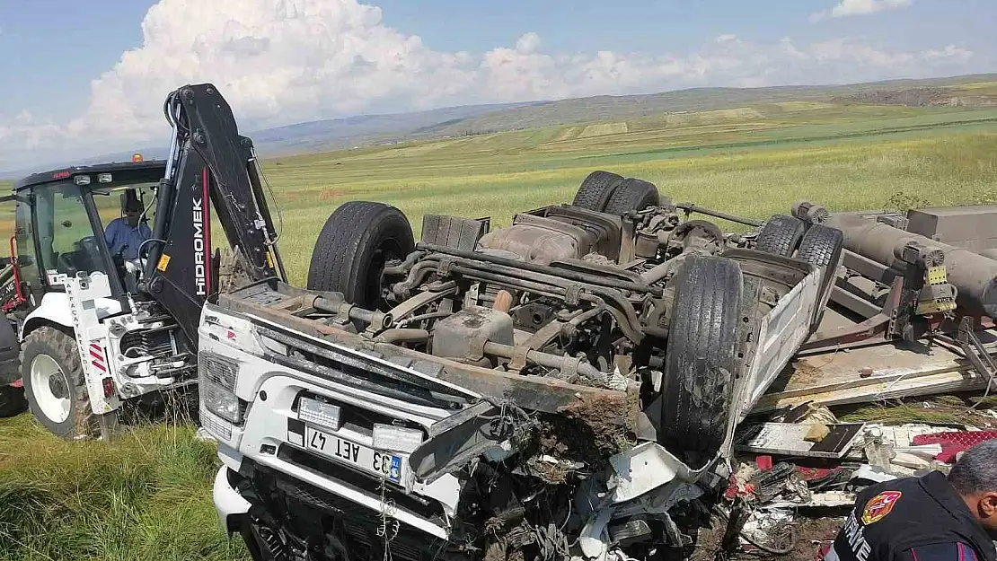 Kars'ta tır şarampole uçtu: Sürücü içinde sıkıştı