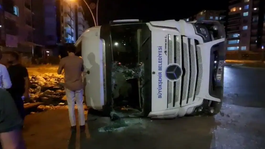 Diyarbakır'da çöp kamyonu devrildi
