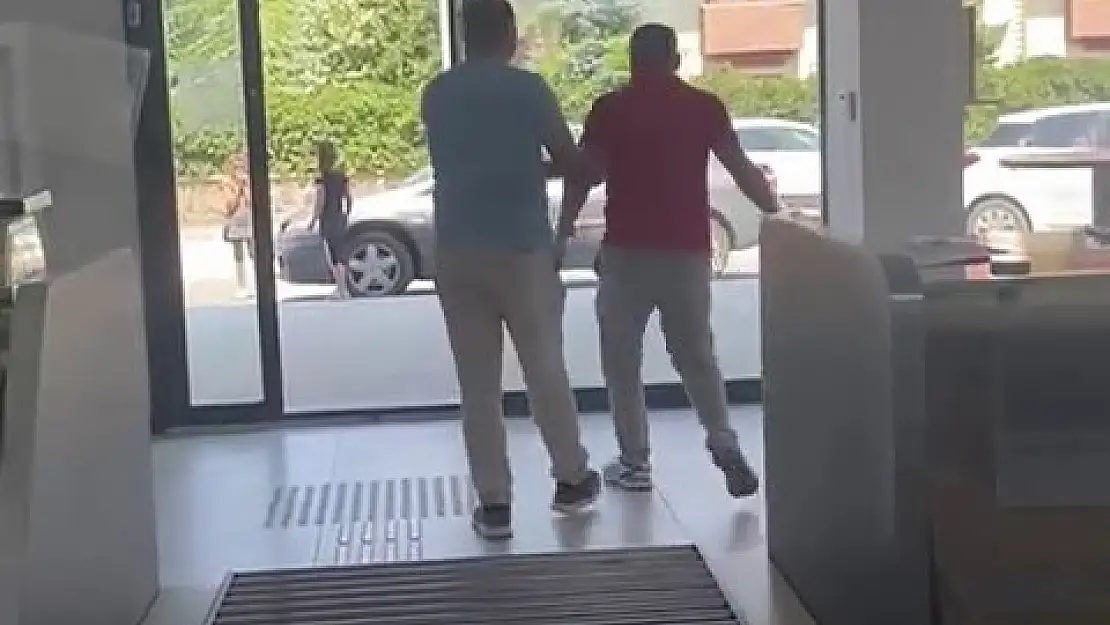 Erzurum'da PTT şubesinde vatandaş öfkeden deliye döndü