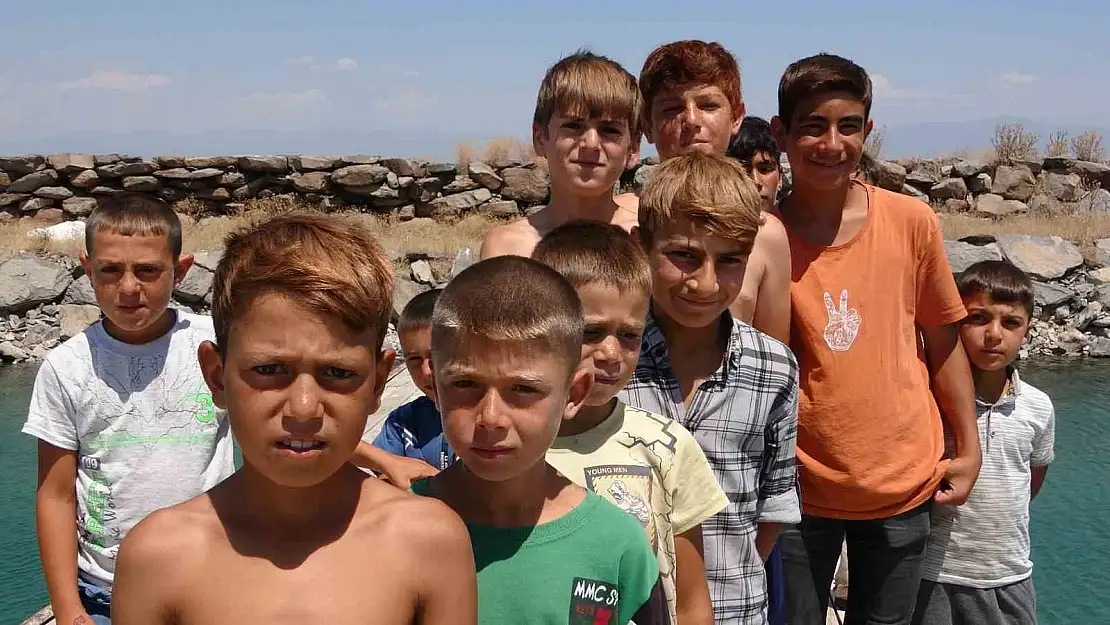 Van Gölü'ne giren çocuklar sarışın oluyor