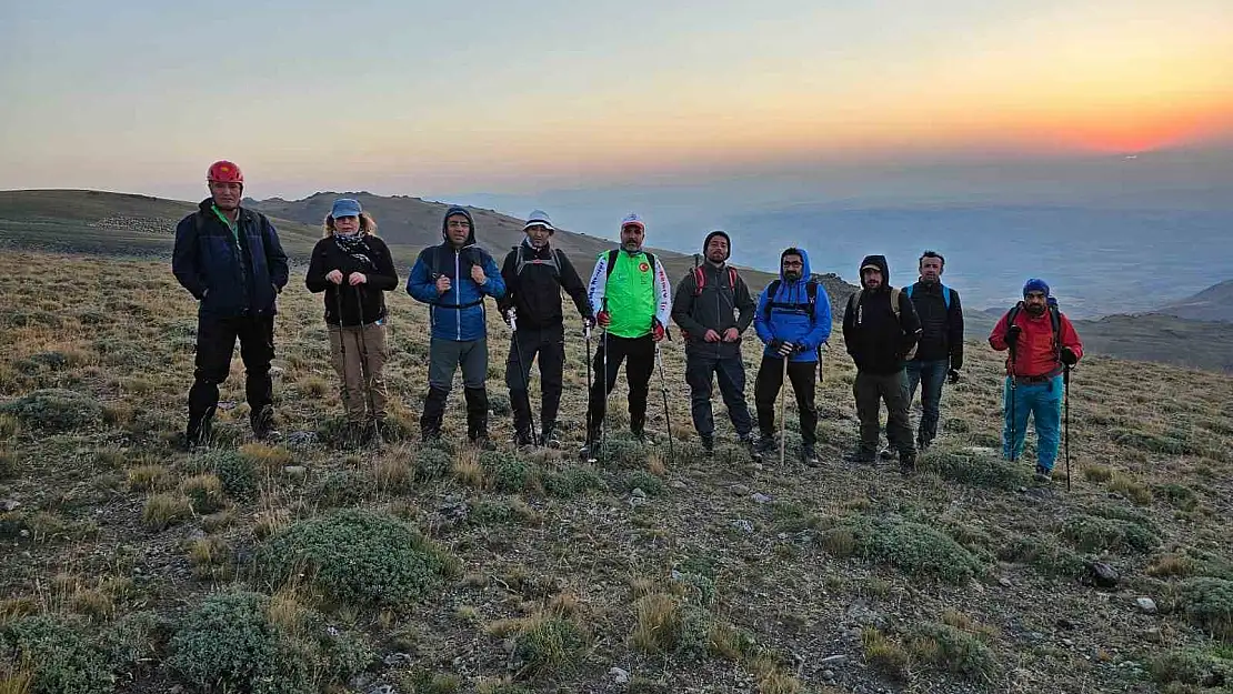 Vangölü Aktivistleri Süphan Dağı'na tırmandı