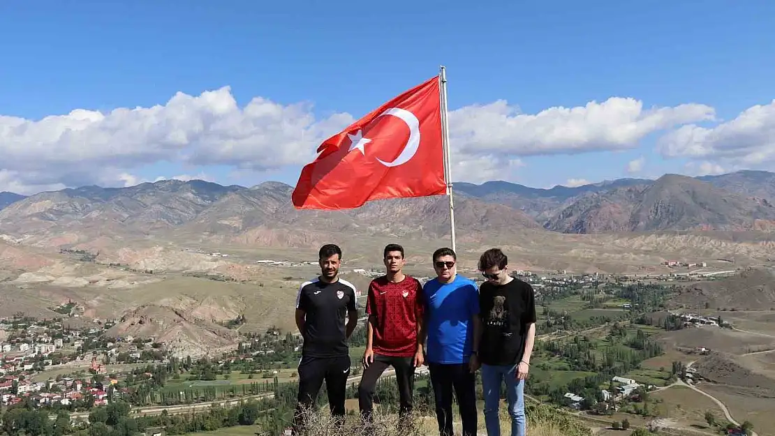 Erzurum'da gençler Lale Dağı'nın bayrağı yeniledi