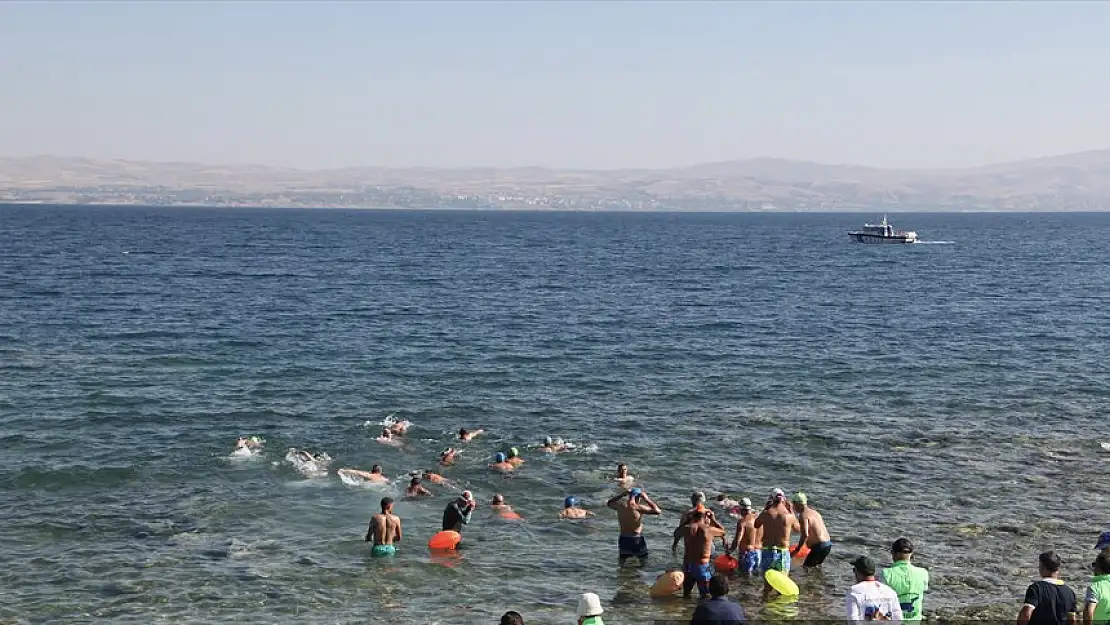 Van Gölü'nde nefes kesen 14 kilometrelik yüzme maratonu