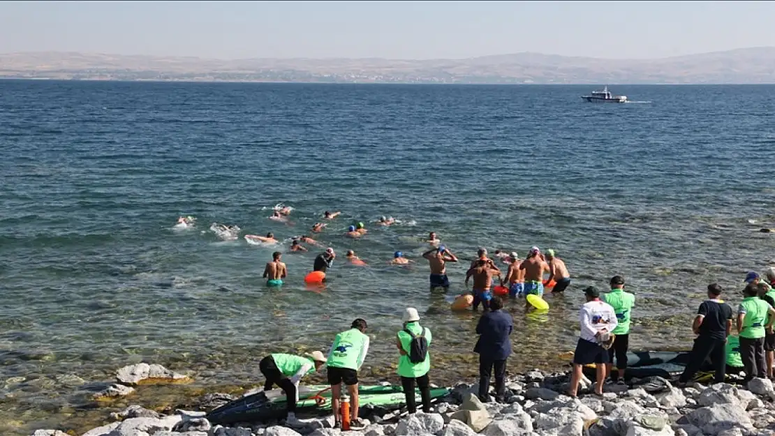 Van Gölü'nde en uzun mesafeli yüzme maratonu düzenlendi