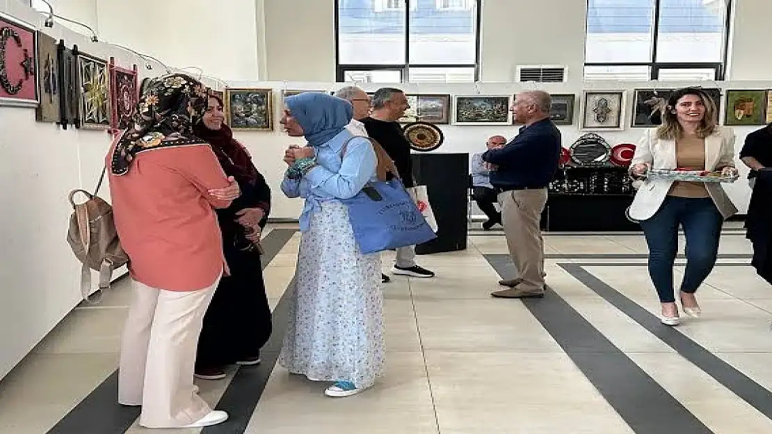 Van'da lösemili çocuklar için sergi açıldı