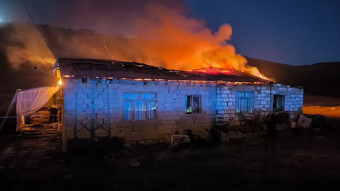 Van'da çatı yangını evi kullanılamaz hale getirdi