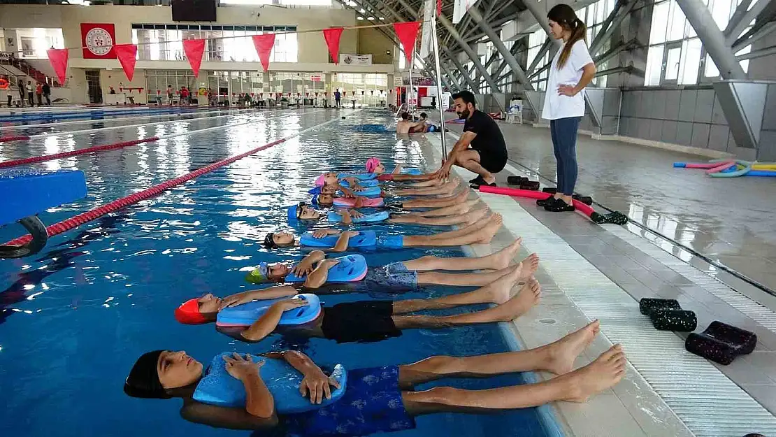 Van'da binlerce kişi yüzme öğrendi
