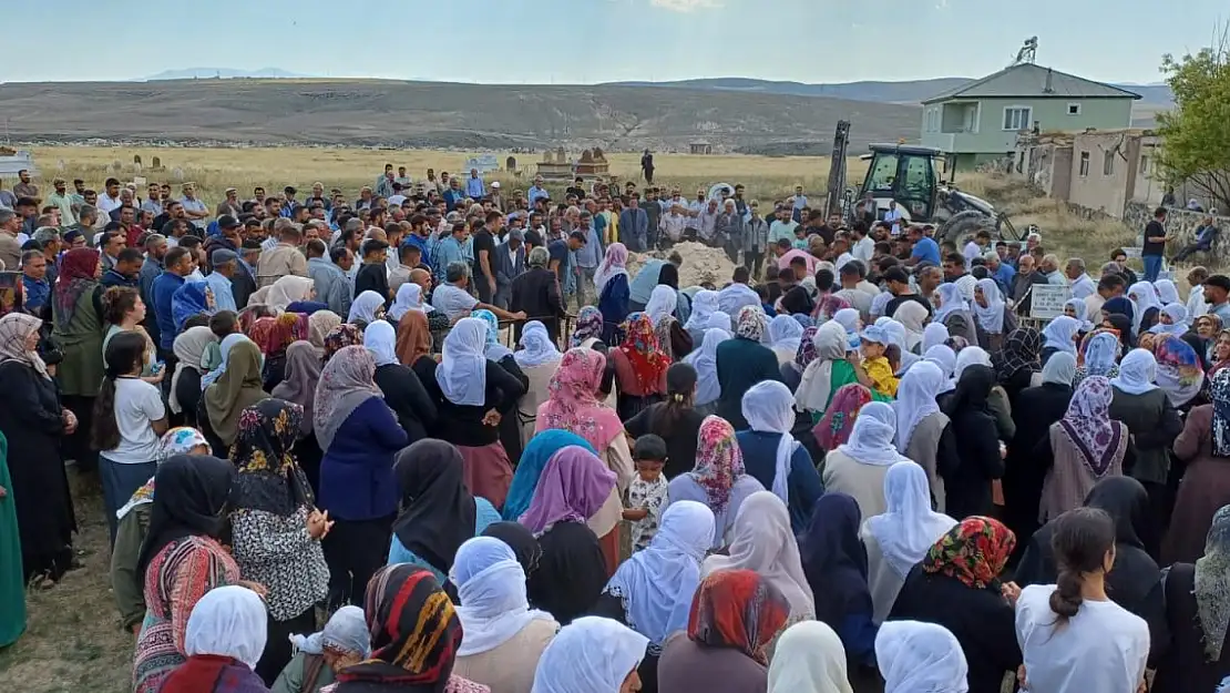 Ankara'daki otobüs kazasında hayatını kaybeden 5 kişinin cenazesi Ağrı'da defnedildi