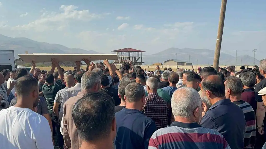 Otobüs kazasında hayatını kaybeden 5 kişi Ağrı'da toprağa verildi