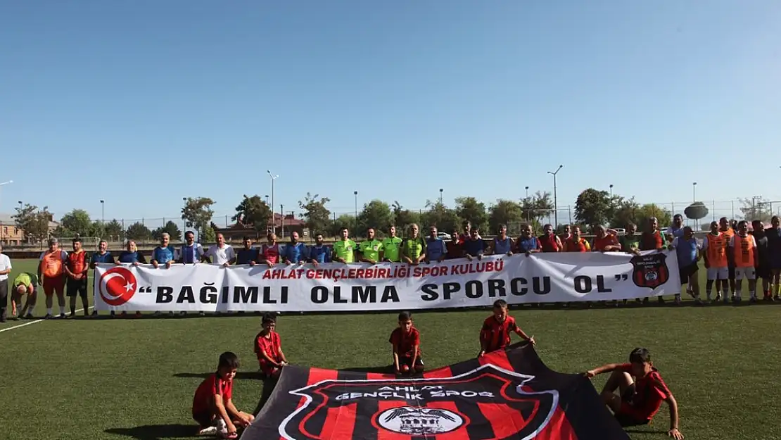 Ahlat'ta '4. Şöhretler Futbol Turnuvası' düzenlendi