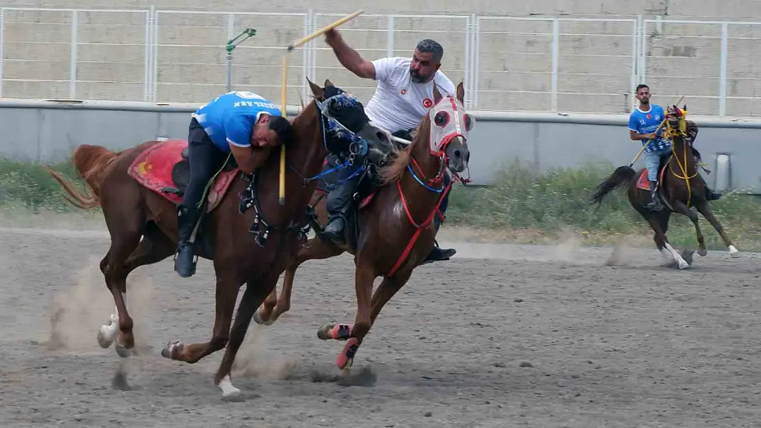 Erzurum'da cirit maçları nefes kesiyor