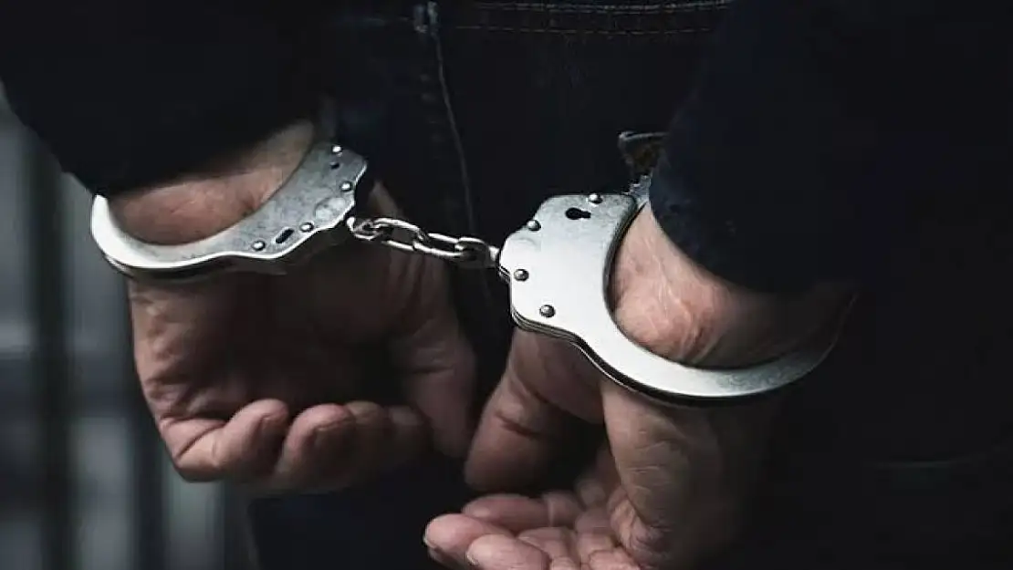 Iğdır'da çorap poşetinde kaçak sigara, ekmek içine hap saklayan 3 kişi yakalandı