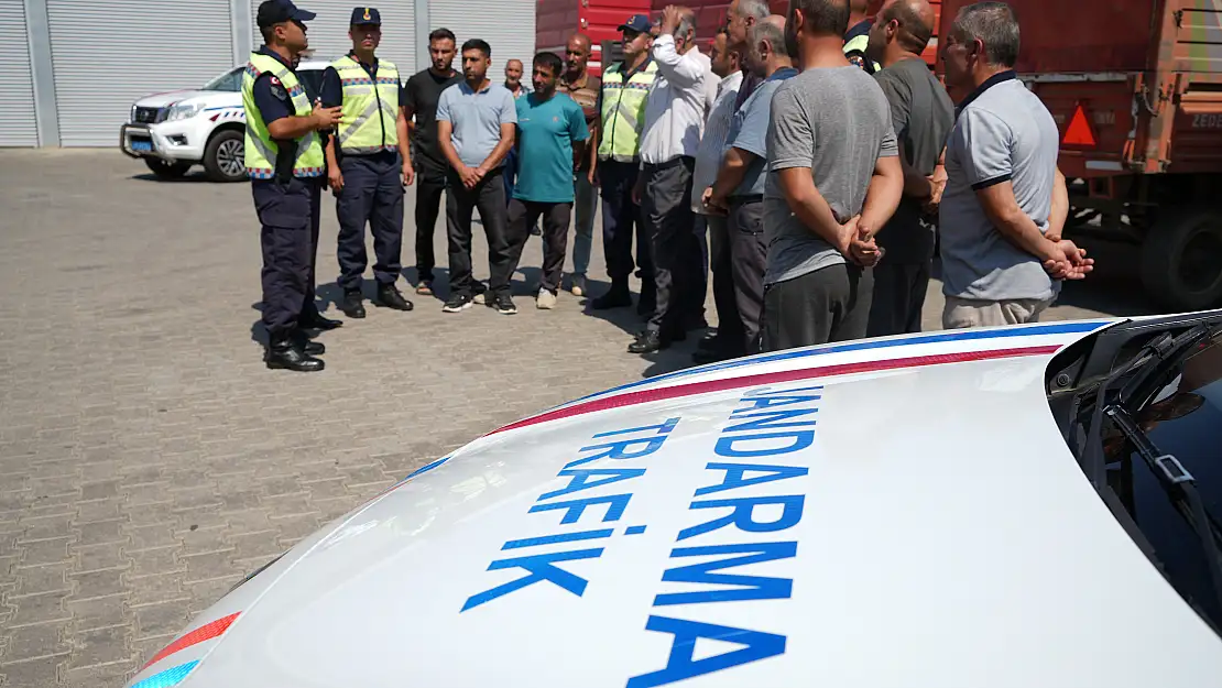 Muş'ta traktör römorklarına reflektör takıldı