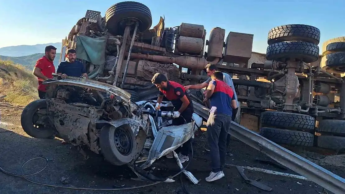 Bingöl'de kamyon ve otomobil çarpıştı: 3 yaralı