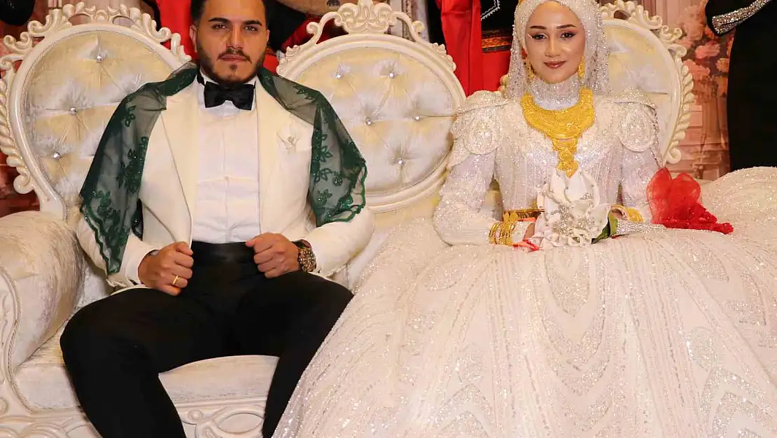 Van'da Burukiler aşiretinin düğününde takılanlar dudak uçuklattı