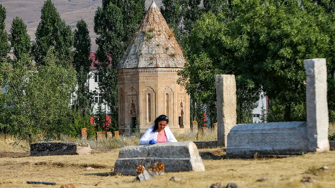 Selçuklu Mezarlığı'nda 6 sanduka ve bir şahide gün yüzüne çıkarıldı