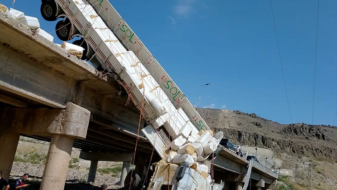 Saman balyası yüklü tır devrildi: Sürücü öldü