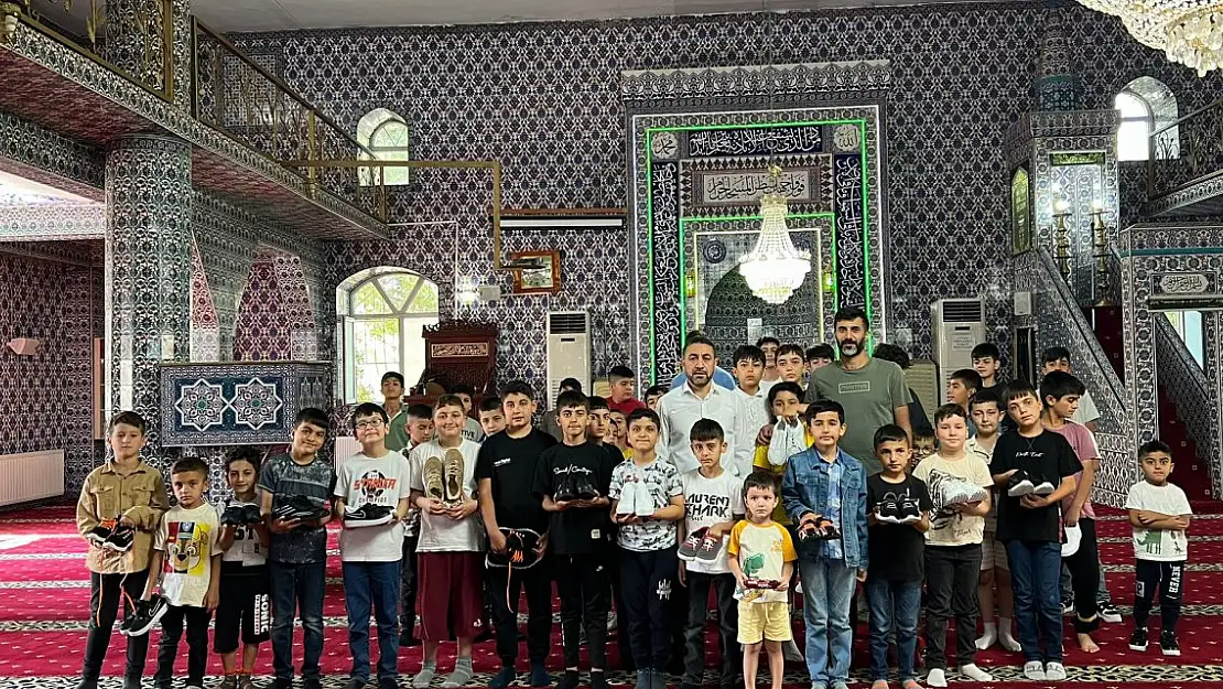 Kuran-ı Kerime geçen öğrencilere Ayakkabı Hediye Edildi