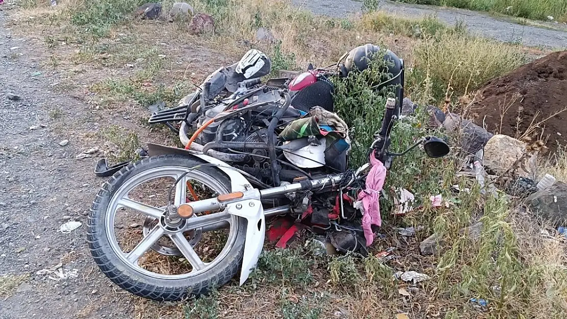 Kars'ta motosikletle kamyonet çarpıştı, 1 kişi ağır yaralandı