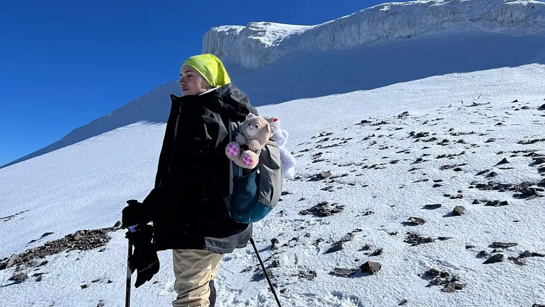 Oyuncaklarıyla Ağrı Dağı'na tırmandı