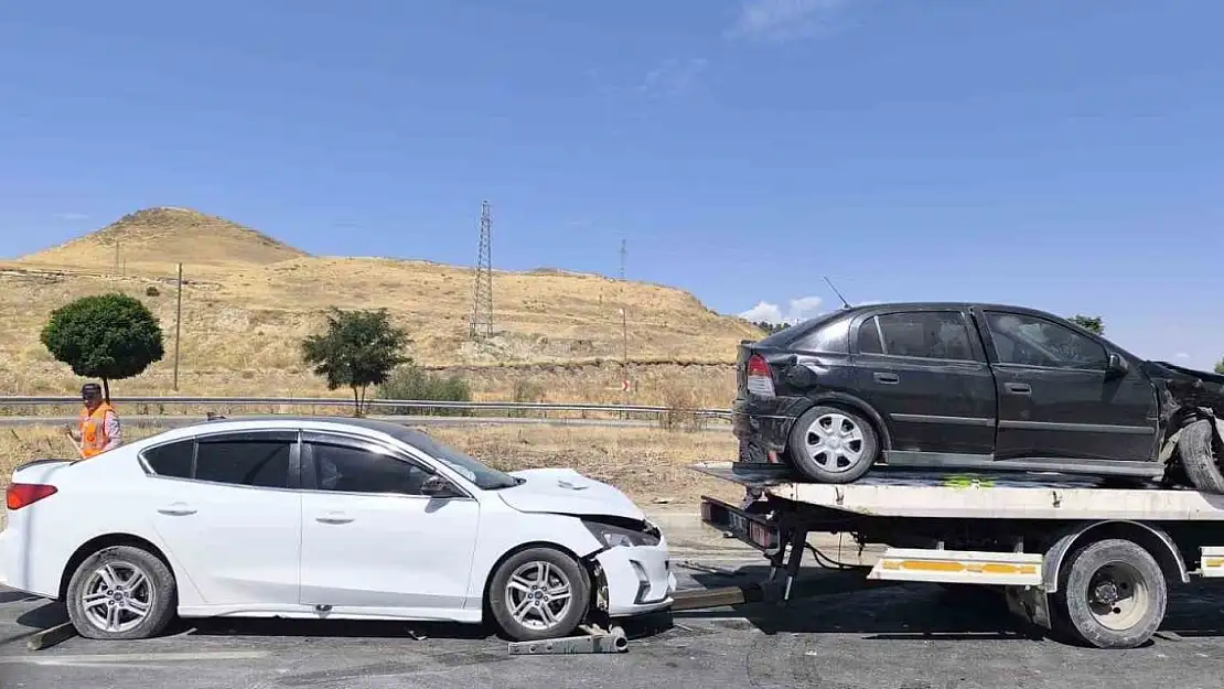 Van'da iki otomobil kavşakta çarpıştı: 2 yaralı
