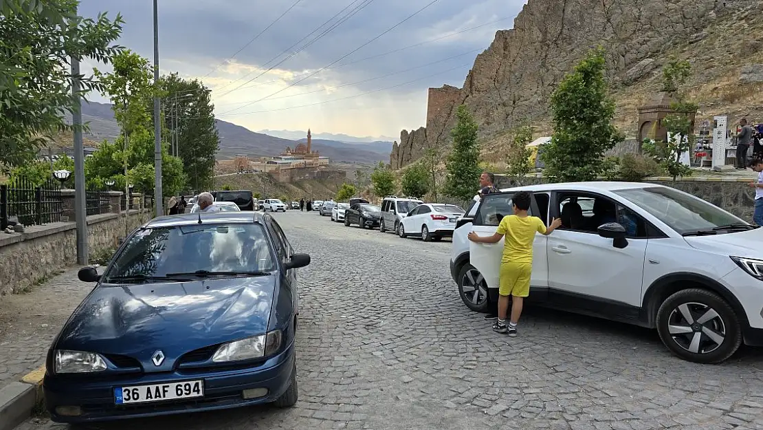 Doğubayazıt yaz döneminde büyük ilgi görüyor