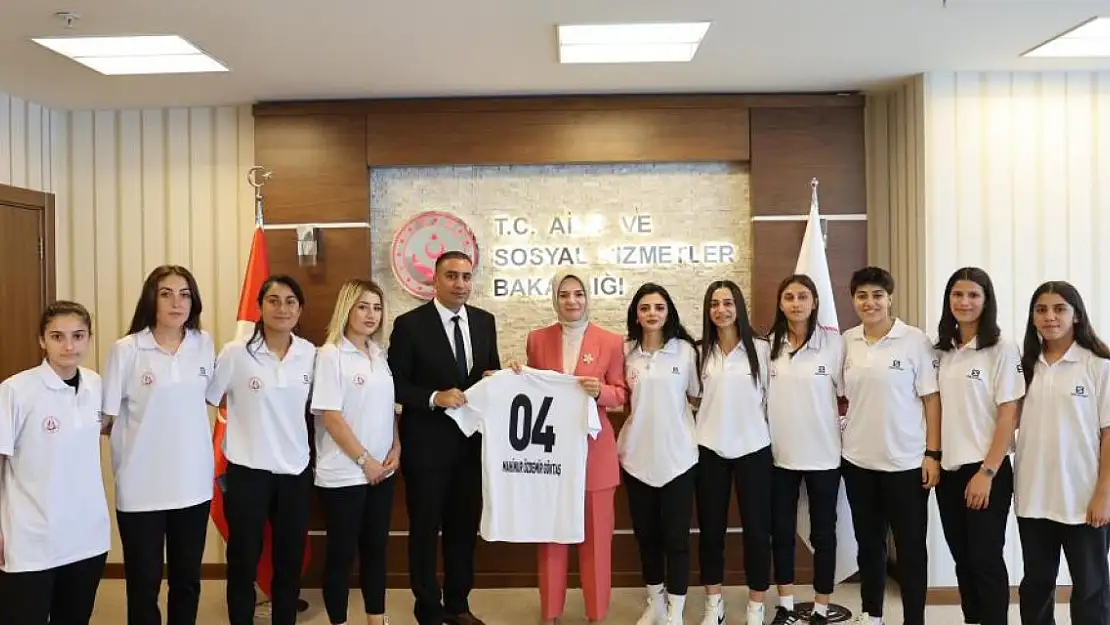 Ağrı'nın altın kızları Bakan Göktaş'la görüştüler