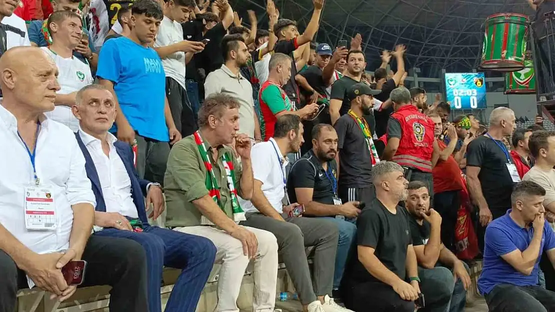 TFF Başkanı İbrahim Hacıosmanoğlu Amedspor taraftarı arasında maç izledi