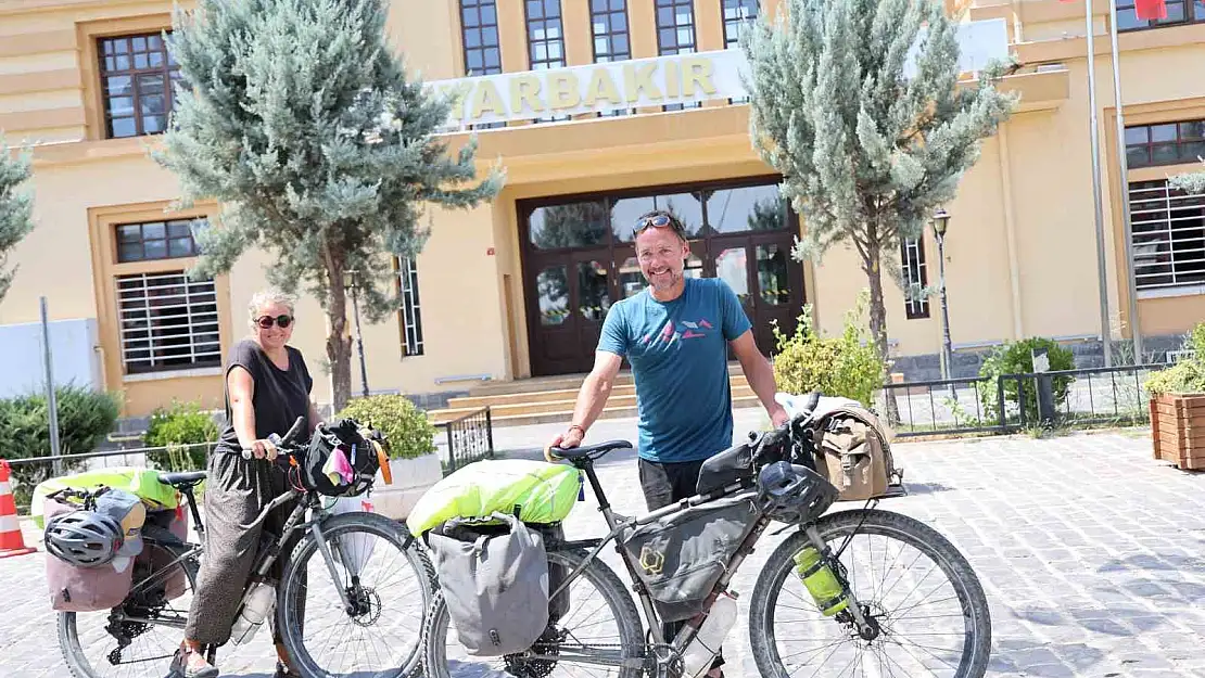 Bisikletle dünyayı gezen Danimarkalı çiftin durağı Diyarbakır oldu