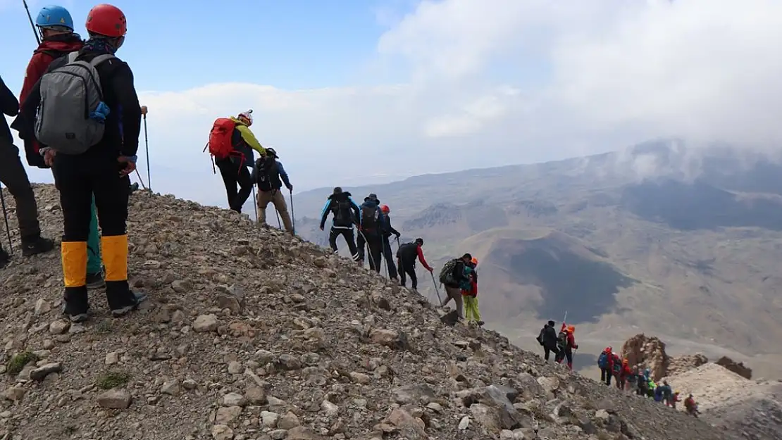 Turizme açılan Küçük Ağrı Dağı'nda 'Üç Ülke Tek Zirve'de buluştu