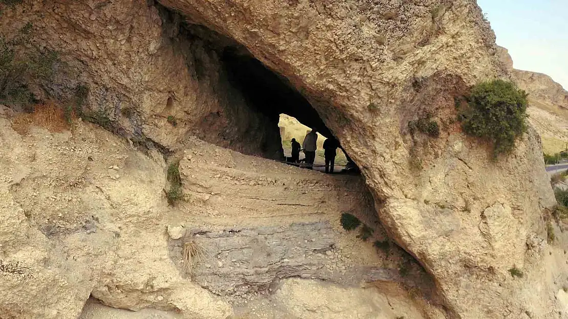 Bitlis'te Delikli Mağara kazısında çıkan objeler tarihe ışık tutacak