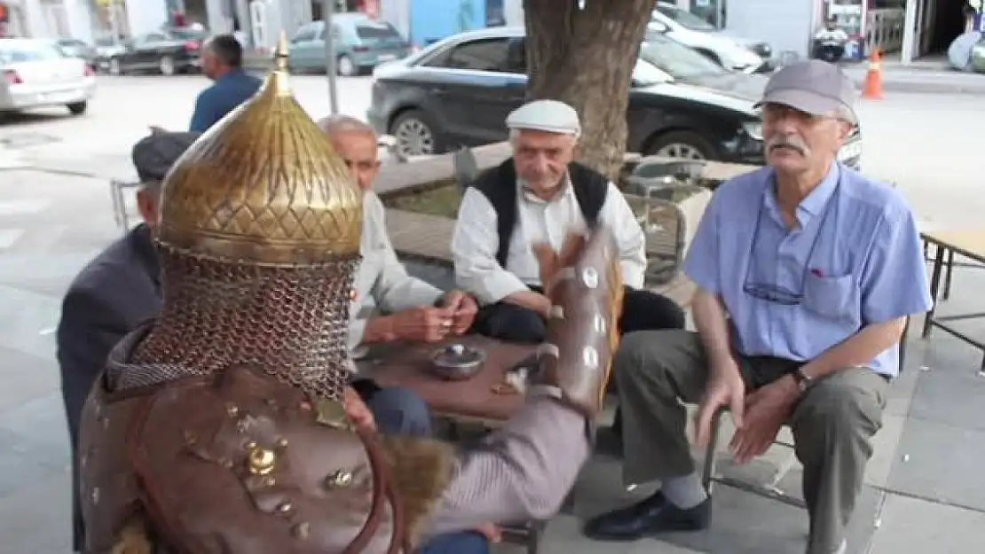 Temsili savaş kıyafeti giyen 70 yaşındaki Keskin, Malazgirt ruhunu yaşatıyor