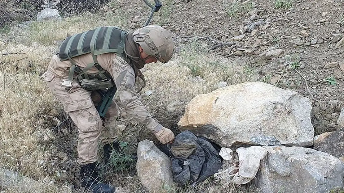 Hakkari kırsalında mühimmat ve patlayıcı düzenekleri ele geçirildi