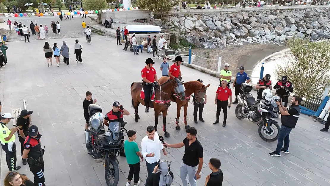 Bitlis'te atlı birlikler devriye attı
