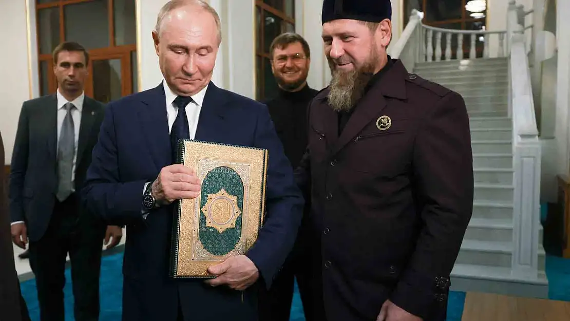 Putin'in camide Kuran-ı Kerim'i öptüğü anlar dikkat çekti