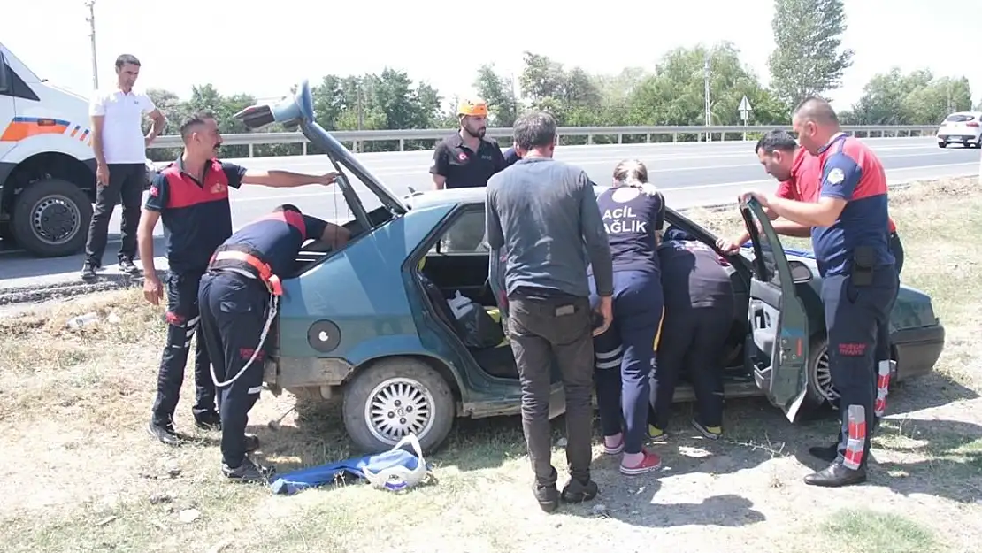 Otomobil yoldan çıktı, 2'si çocuk 4 kişi yaralandı