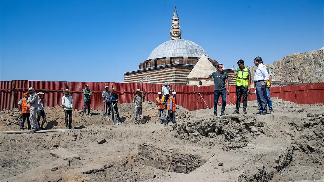 Vekil Türkmenoğlu 'Eski Van Şehri'nde incelemelerde bulundu