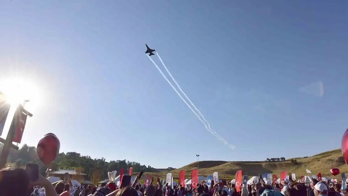 Ahlat'ta SOLOTÜRK gösterisi nefes kesti