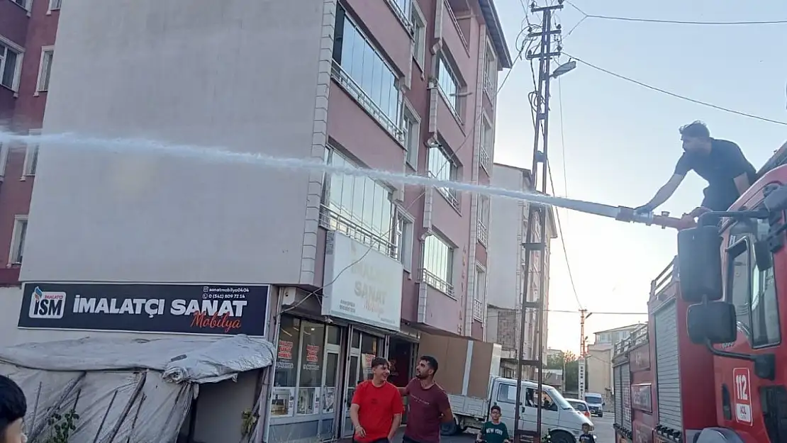 Ağrı şehir merkezinde otları ateşe verdiler