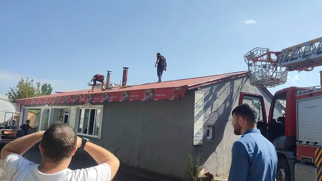 Ağrı'da iş yerinin çatısında yangın çıktı: müşteriler dışarı çıkarıldı