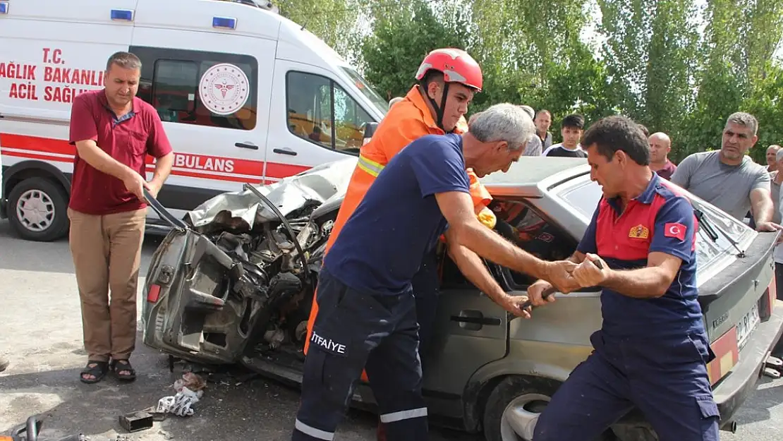 Iğdır'da otomobil ile iş makinesinin çarpıştığı kazada 2 kişi yaralandı