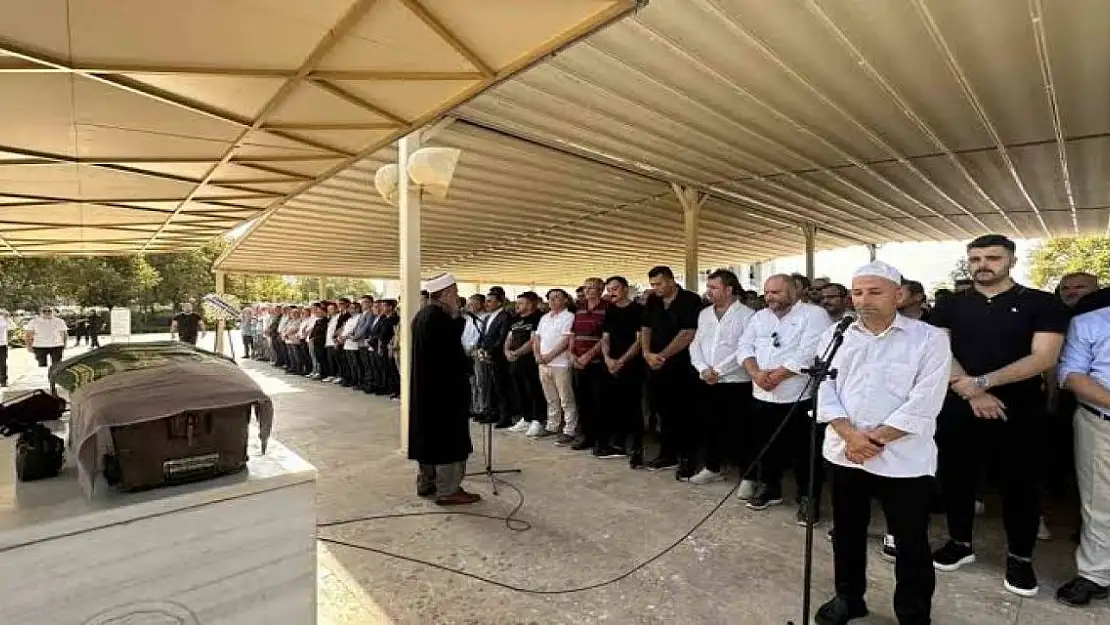 Kazada hayatını kaybeden polis memuru, eşi ve oğlu son yolculuğuna uğurlandı